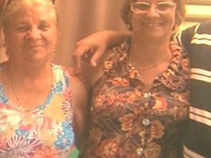 Aposentada de 79 anos e a filha Fátima, que acusa médicos de Ribeirão Preto de negligência  (Foto: Reprodução/EPTV)