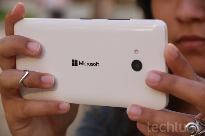 As bordas arrendondadas do Lumia 640 tornam o aparelho confort?vel de segurar (Foto: Lucas Mendes/TechTudo)