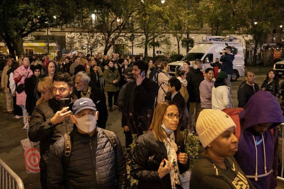 Consumidores fazem fila para entrar em lojas durante a Black Friday em Nova York, nos Estados Unidos. — Foto: Yuki Iwamura/ AFP