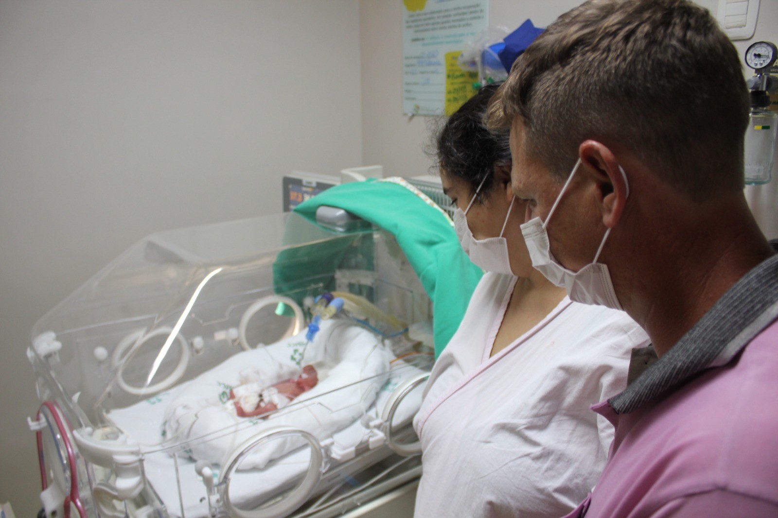 Quadrigêmeos de gravidez espontânea nascem no PR e mãe de primeira viagem comemora: 'Vieram para alegrar nossas vidas'