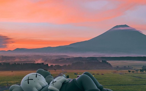 Kaws chega ao Monte Fuji com exposição itinerante 'HOLIDAY' - GQ