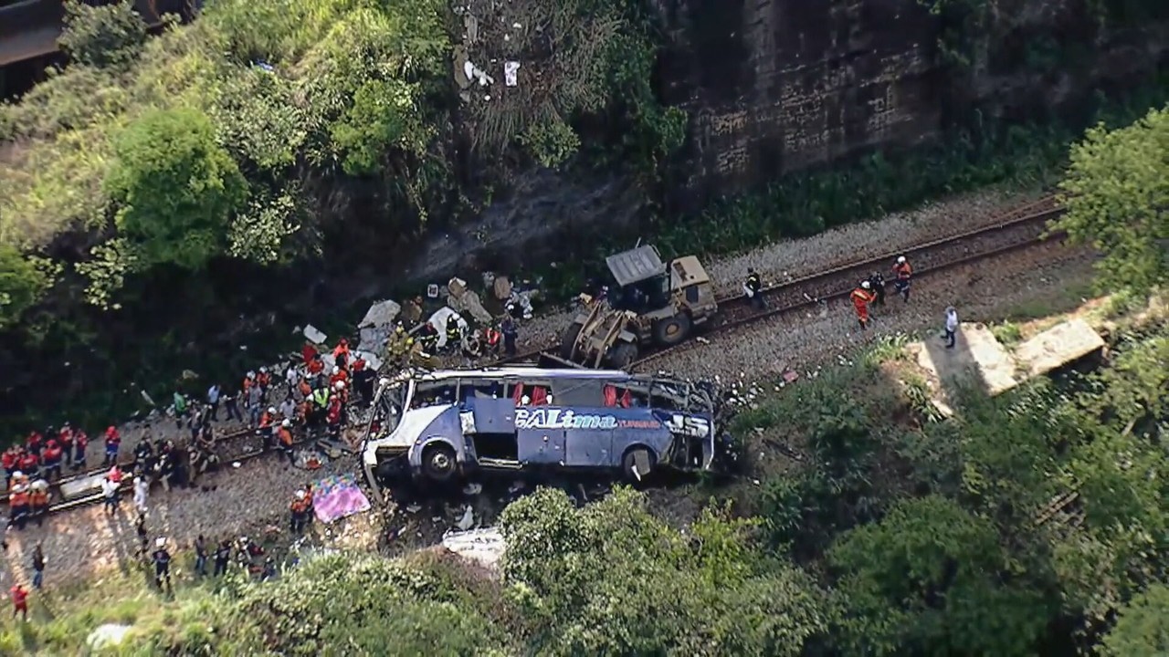 Testemunhas dizem que motorista perdeu o freio de ônibus que caiu de viaduto em MG