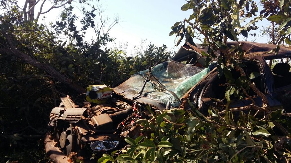 Carro capotou e ficou destruÃ­do em MS (Foto: PMR/DivulgaÃ§Ã£o)