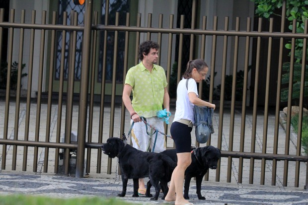 Felipe Dylon passeia com a mãe e cachorros (Foto: JC Pereira/AgNews)