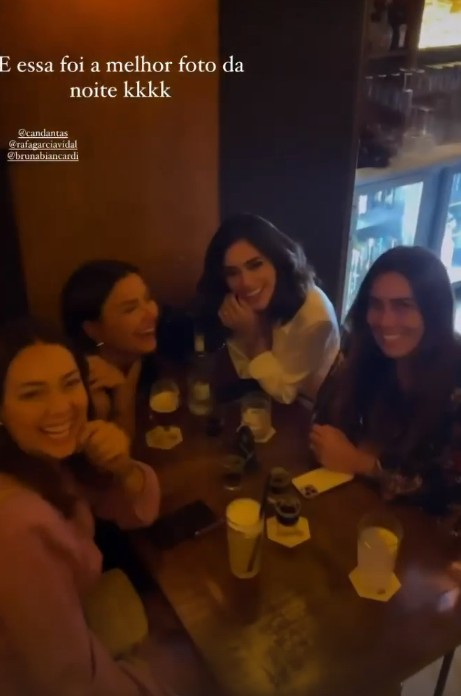 Bruna Biancardi e Carol Dantas com um grupo de amigas em Barcelona (Foto: Reprodução Instagram)