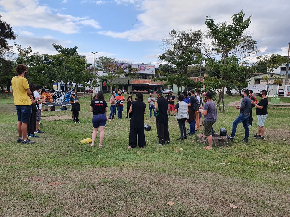 Amigos e familiares fizeram um ato em homenagem ao lutador Luiz Henrique Tomaz, na tarde deste sábado (17), no Parque do Povo, em Presidente Prudente — Foto: Gelson Netto/G1