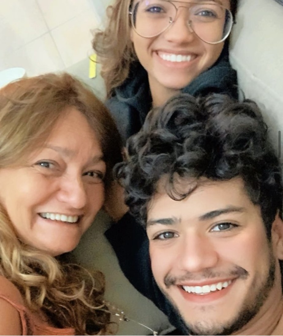 Gabriel Santana com a mãe e a irmã