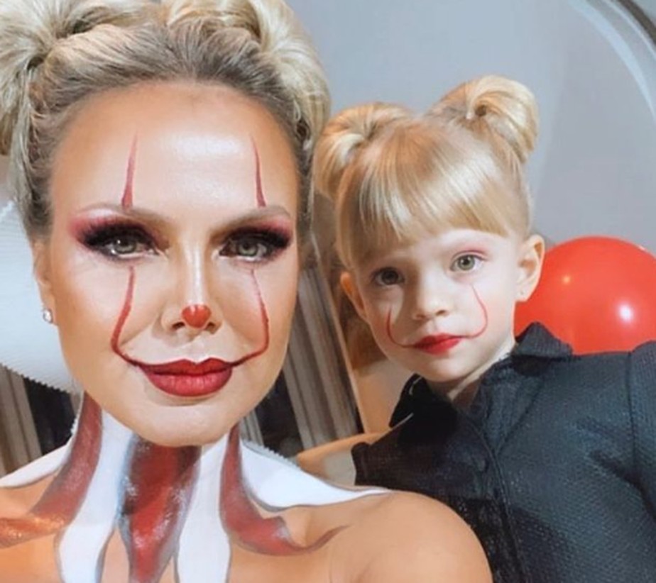Eliana aposta em maquiagem de palhaço para o Halloween com a filha, Manuela