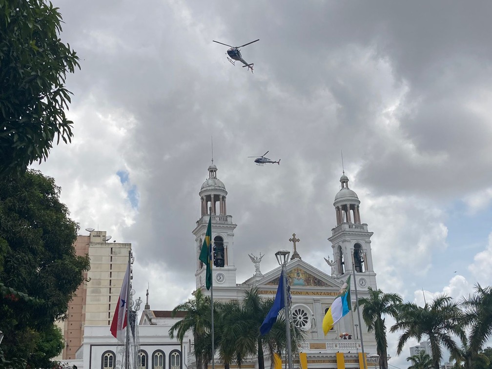 Círio de  Nazaré 2021: Sobrevoo da Imagem de Nossa Senhora de Nazaré sobre a Basílica  — Foto: Eduardo Quemel/G1