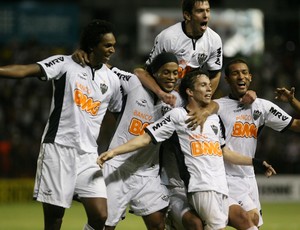 Bernard, Jô, Ronaldinho Gaúcho gol Atlético-MG (Foto: Otávio de Souza - Ag. Estado)