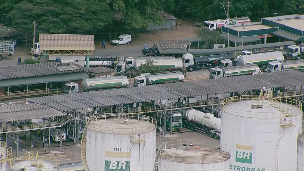 Imagem aérea do Globocop mostra caminhões parados no terminal de abastecimento da Petrobras em Brasília (Foto: TV Globo/Reprodução)