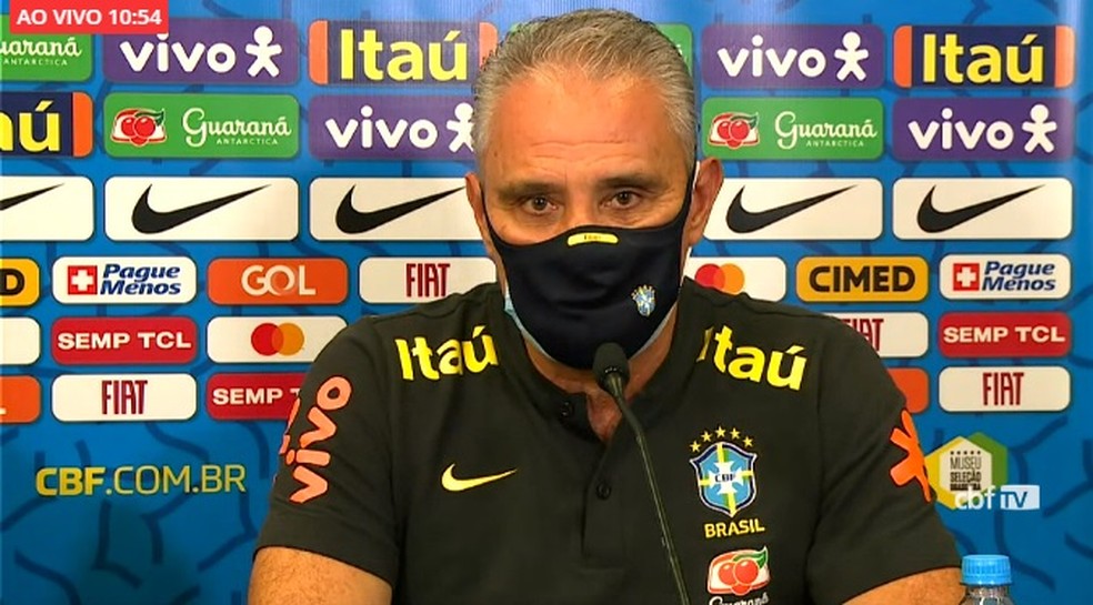 Tite, t�cnico da sele��o brasileira, em entrevista coletiva na v�spera da estreia contra a Venezuela � Foto: Reprodu��o