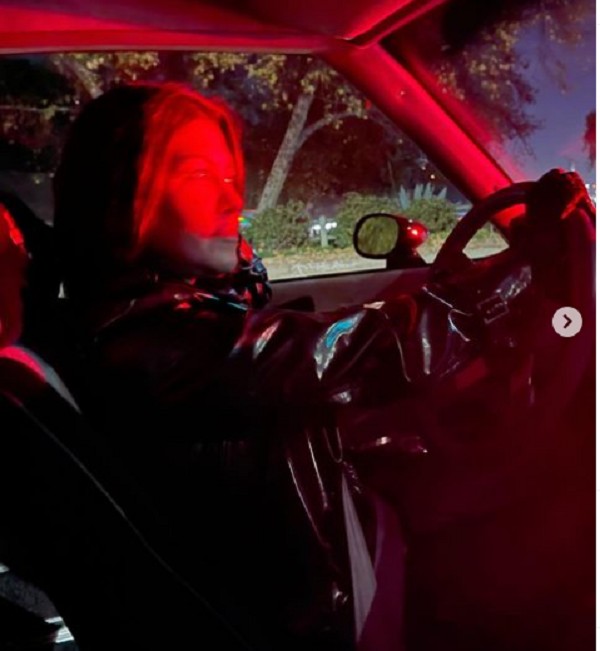 Kourtney Kardashian dirigindo o carro de Travis Barker (Foto: Instagram)