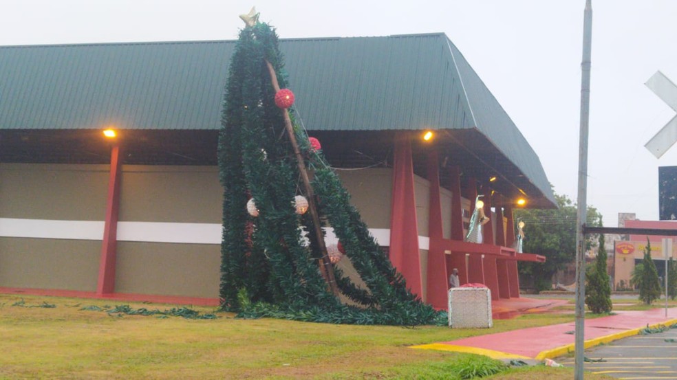 Enfeites de Natal, em Regente Feijó, caíram com os fortes ventos — Foto: Paula Sieplin/TV Fronteira