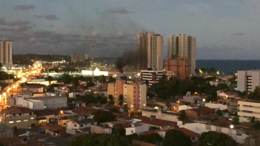 Incêndio foi registrado pelo Corpo de Bombeiros no bairro de Cruz das Almas, em Maceió — Foto: Caio Britto/TV Gazeta
