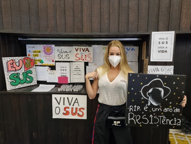 Danielle Winits homenageia Paulo Gustavo ao ser vacinada contra Covid-19 (Foto: Daniel Delmiro/AgNews)