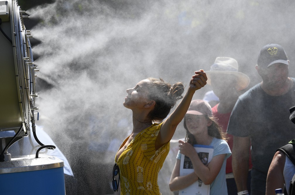 Foto de arquivo mostra mulher se refrescando durante o torneio Aberto da AustrÃ¡lia â Foto: AP Photo/Andy Brownbill