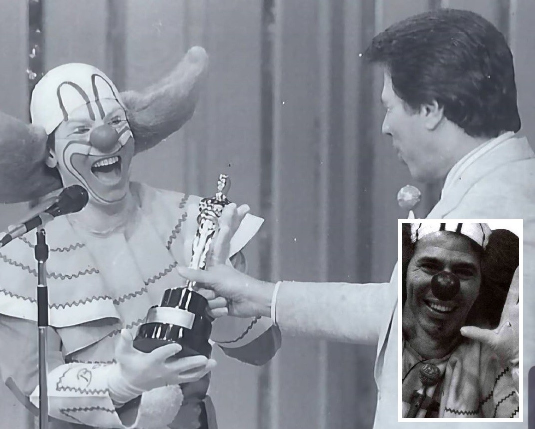 Silvio Santos entrega Troféu Imprensa a Bozo na década de 1980; apresentador chegou a cogitar interpretar palhaço (Foto: Reprodução/SBT)