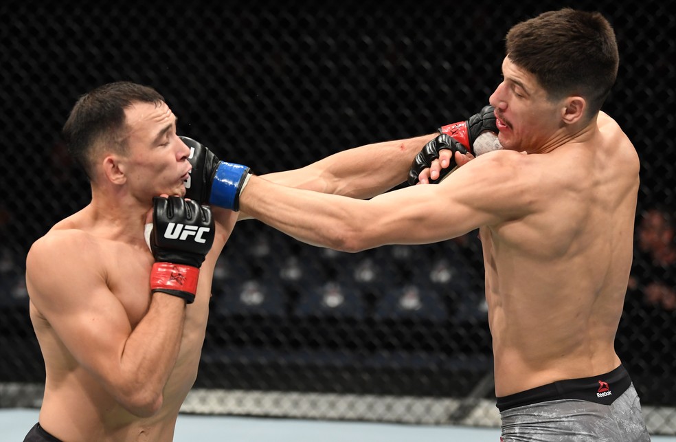 Damir Ismagulov (esq.) venceu Joel Alvarez por decisÃ£o unÃ¢nime no UFC Praga â?? Foto: Getty Images