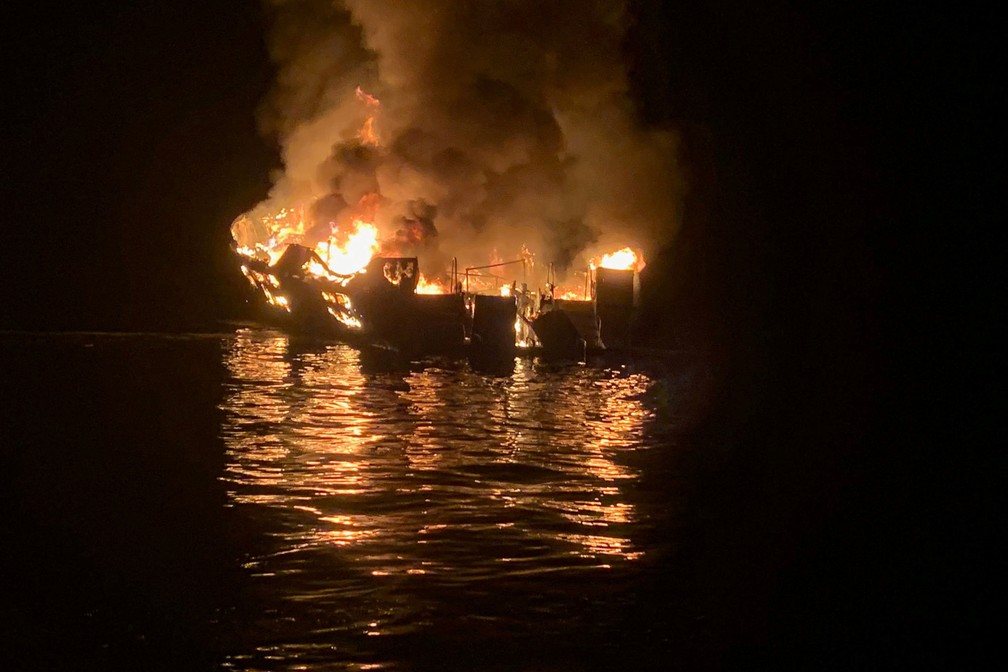 Navio pega fogo na ilha de Santa Cruz, na CalifÃ³rnia, nesta segunda-feira (2)  â€” Foto: Corpo de Bombeiros de Santa Barbara County / Reuters
