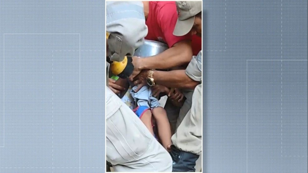 Menino ficou com a cabeça presa na panela de pressão e precisou da ajuda dos bombeiros — Foto: VC no ES1