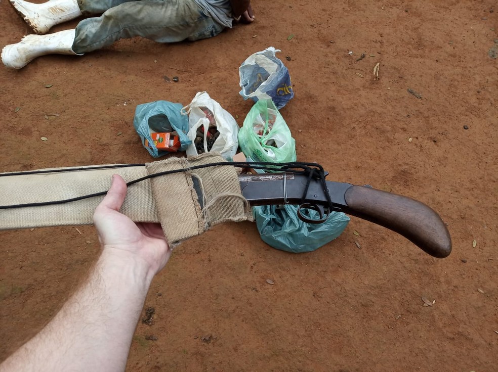 Espingarda e munições apreendida no imóvel — Foto: Divulgação/Polícia Civil