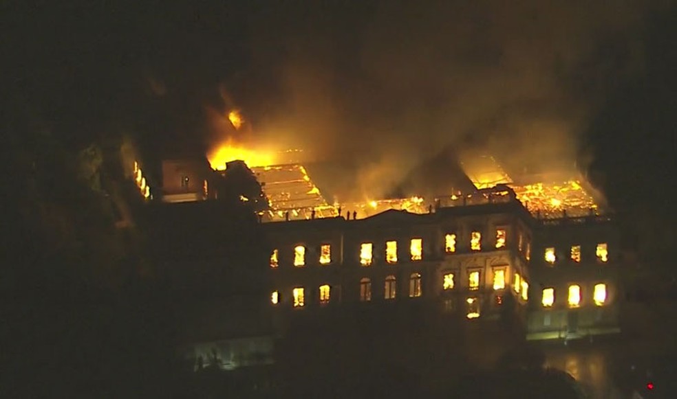 Grande parte do Museu Nacional destruída pelas chamas (Foto: Reprodução/TV Globo)