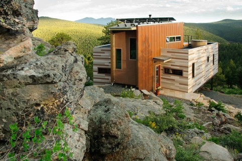 Revestida com madeira, esta elegante casa de contêineres foi feita no estado americano do Colorado.