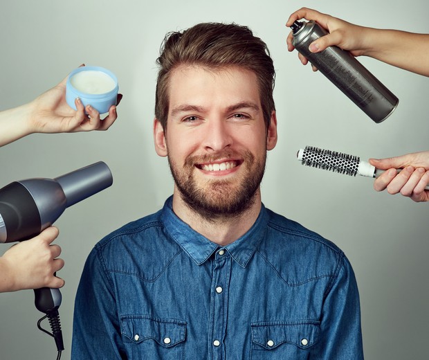 Studio portrait of a young man getting a hair makeover against a gray background (Foto: Getty Images)