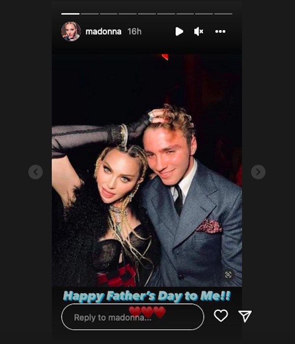 Madonna com um dos filhos em post do Dia dos Pais (Foto: Instagram)