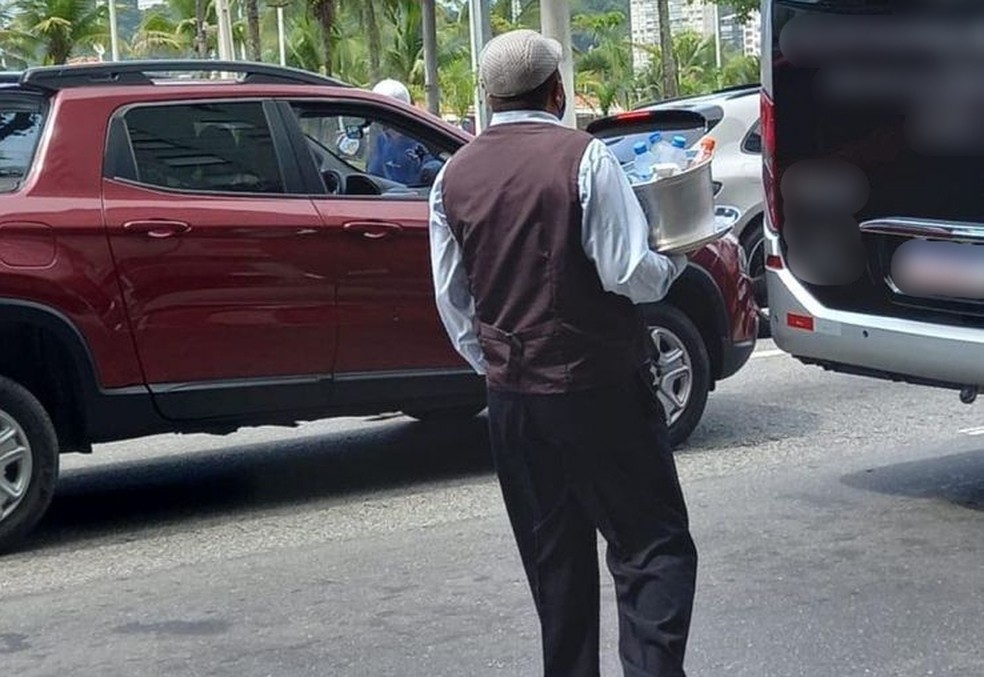 Márcio se veste de garçom para oferecer água gelada nas ruas de Praia Grande, SP — Foto: Reprodução/Redes Sociais