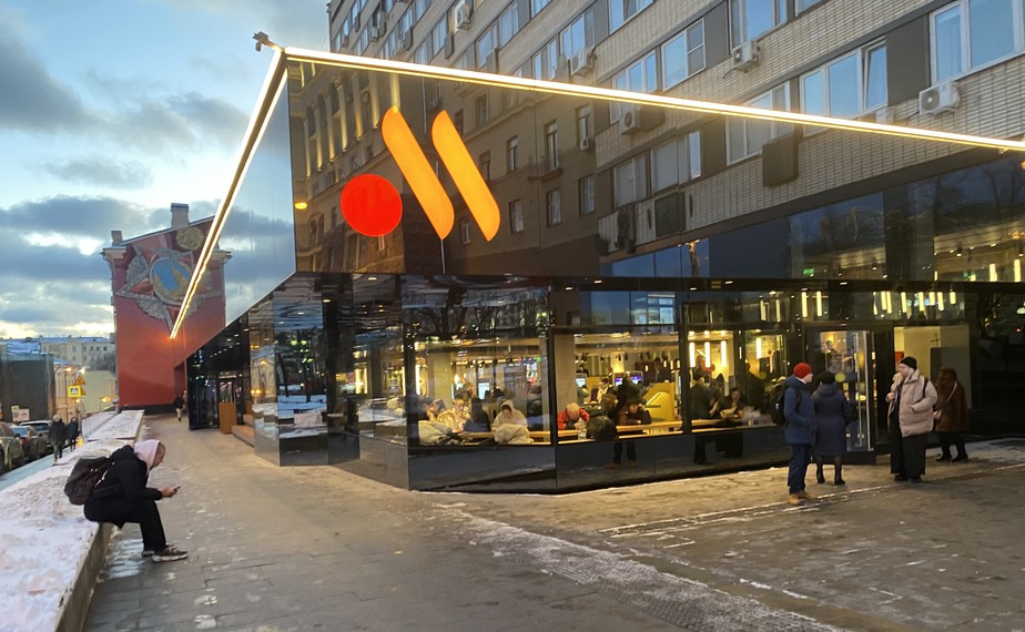 Símbolo da abertura dos anos 1990, o primeiro McDonald’s da Rússia deu lugar à cópia 'Delicioso & Ponto” (Vkusno & Tochka, em russo), em um sinal do impacto da guerra para a população de Moscou