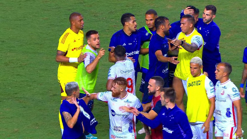 Julio e Mateus Vital discutem novamente após Cruzeiro x Náutico — Foto: Reprodução