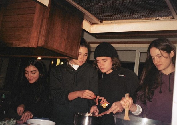 Sasha e o namorado cozinham com amigos (Foto: Reprodução/Instagram)