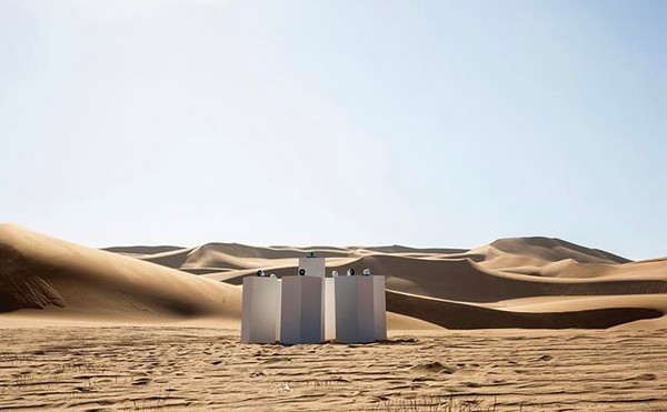 A instalação do artista Max Siedentopf no Deserto da Namíbia em homenagem à canção Adrica da banda Toto (Foto: Instagram)