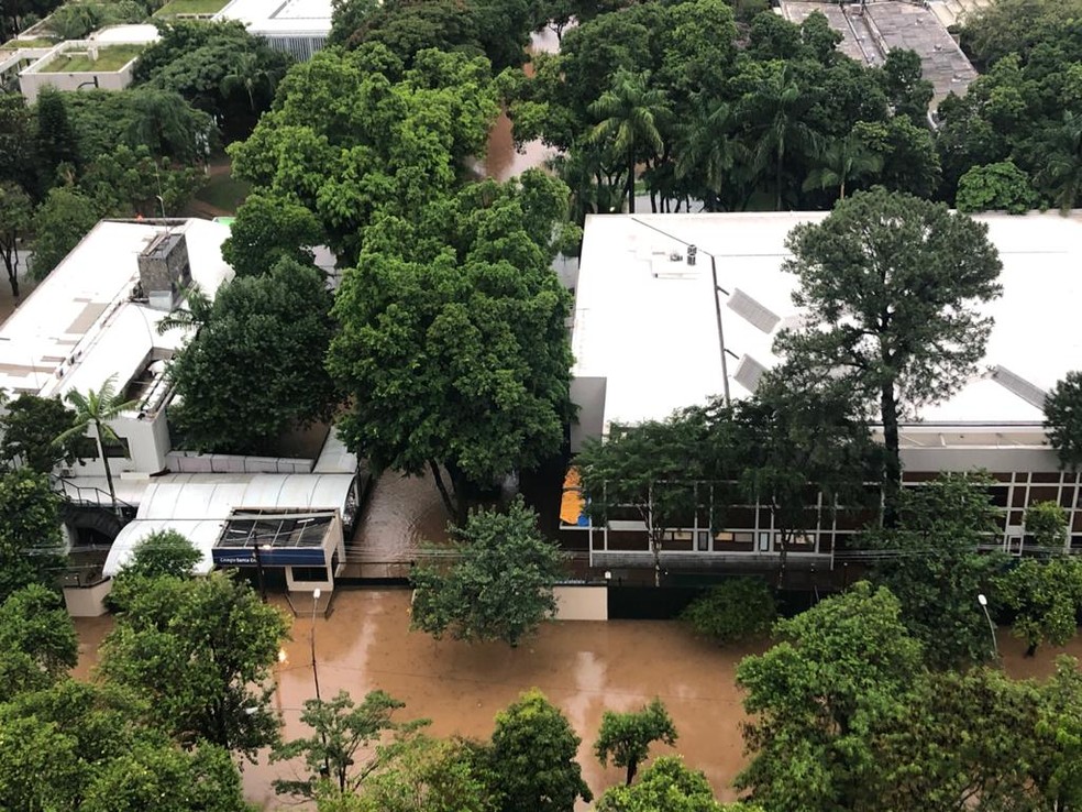 Avenida Arruda Botelho alagada após chuva — Foto: Alan Severiano/G1