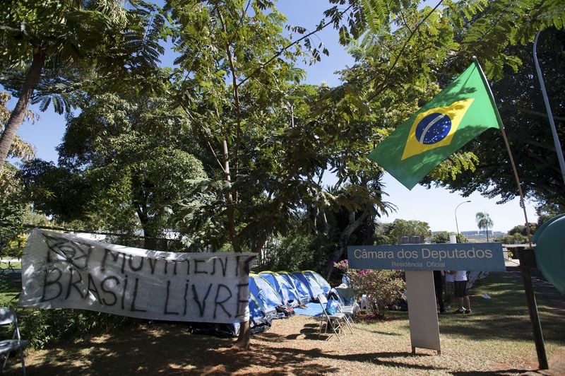 Manifestantes da residência de Cunha (Foto: Marcelo Camargo/ Agência Brasil)