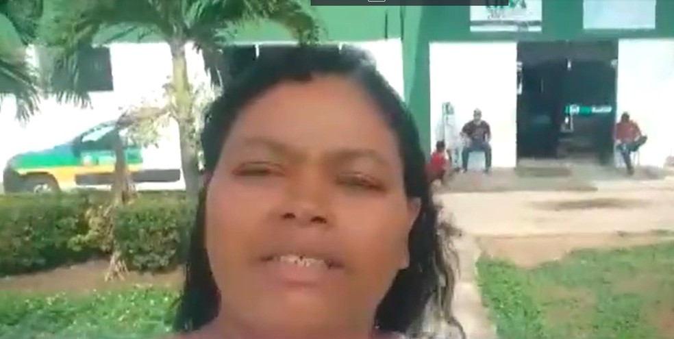 Mulher aguarda regulação de marido no interior da Bahia — Foto: Reprodução/TV Bahia