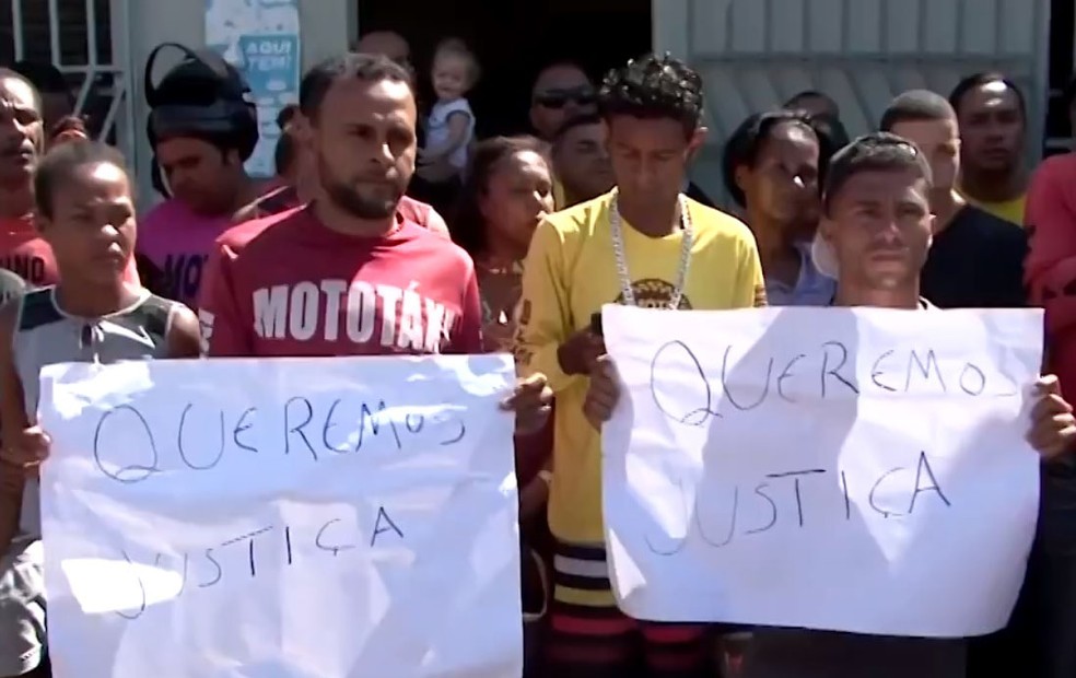 Por conta do crime, cerca de 300 pessoas participaram de uma passeata organizada pelos mototaxistas nesta terça-feira (23). — Foto: Reprodução / TV Santa Cruz