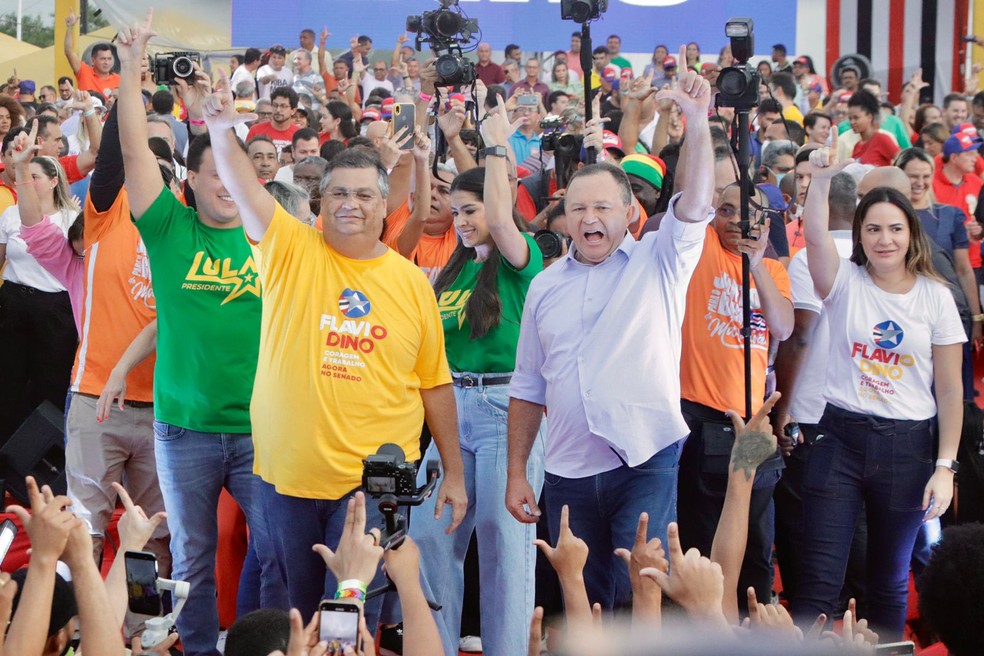 Ao lado do ex-governador Flávio Dino e candidato ao Senado, o governador Carlos Brandão oficializa sua candidatura ao governo do Maranhão. — Foto: Paulo Soares/Grupo Mirante