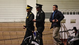 Fernando Villavicencio foi levado após ser baleado em um comício em Quito, em 9 de agosto de 2023. — Foto: Galo PAGUAY / AFP