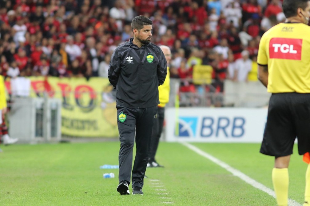 Ant&oacute;nio Oliveira, t&eacute;cnico do Cuiab&aacute;, em a&ccedil;&atilde;o contra o Flamengo &mdash; Foto: AssCom Dourado