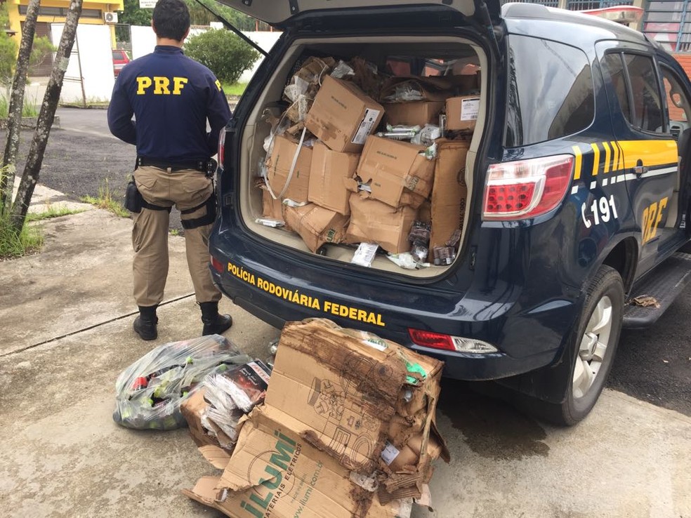 Polícia Rodoviária Federal recupera produtos saqueados em rodovia de Miracatu, SP. (Foto: Divulgação/Polícia Rodoviária Federal)