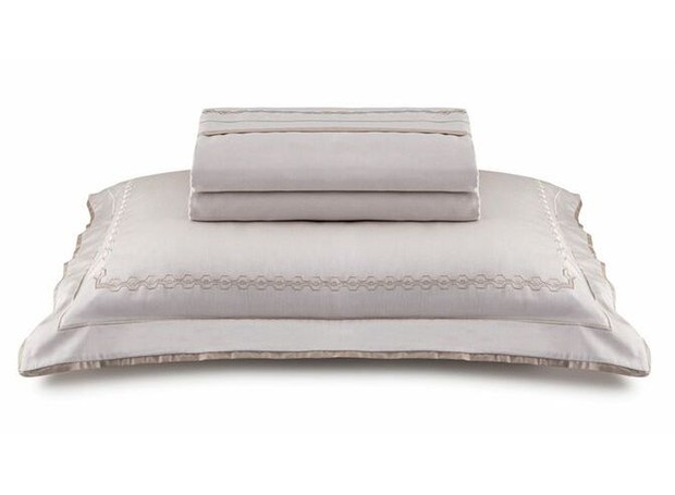 Kit para cama queen feito de percal acetinado 1.000 fios 100% algodão egípcio, da marca Casablanca  (Foto: Reprodução / Shoptime)