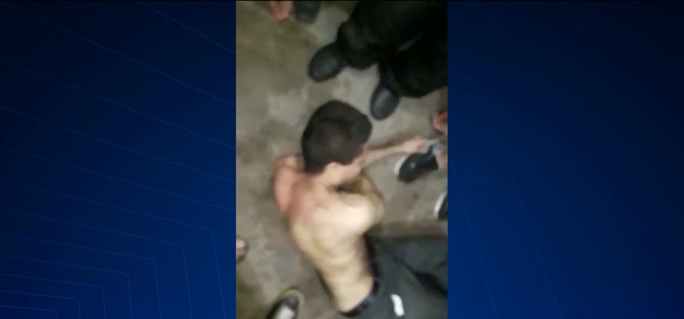 Homem foi agredido por pessoas que estavam no Terminal de IntegraÃ§Ã£o da Cohab â€” Foto: ReproduÃ§Ã£o/TV Mirante