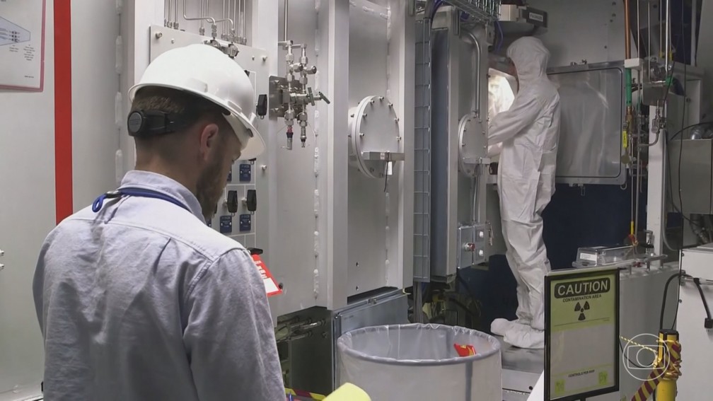 Cientistas trabalham no processo de fusão nuclear no Lawrence Livermore National Laboratory — Foto: Jornal da Globo/Reprodução