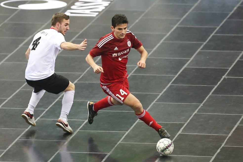 Douglas Júnior, do Kairat Almaty, é um dos melhores defensores do mundo (Foto: Divulgação)