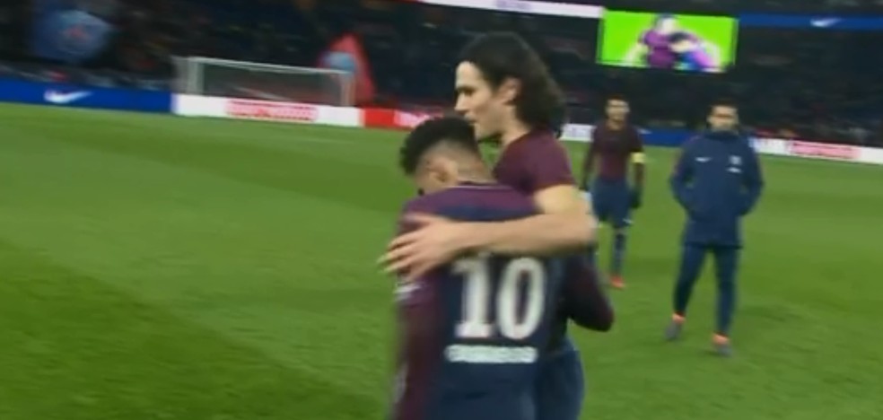 Cavani chama Neymar para cumprimentar torcida (Foto: Reprodução)