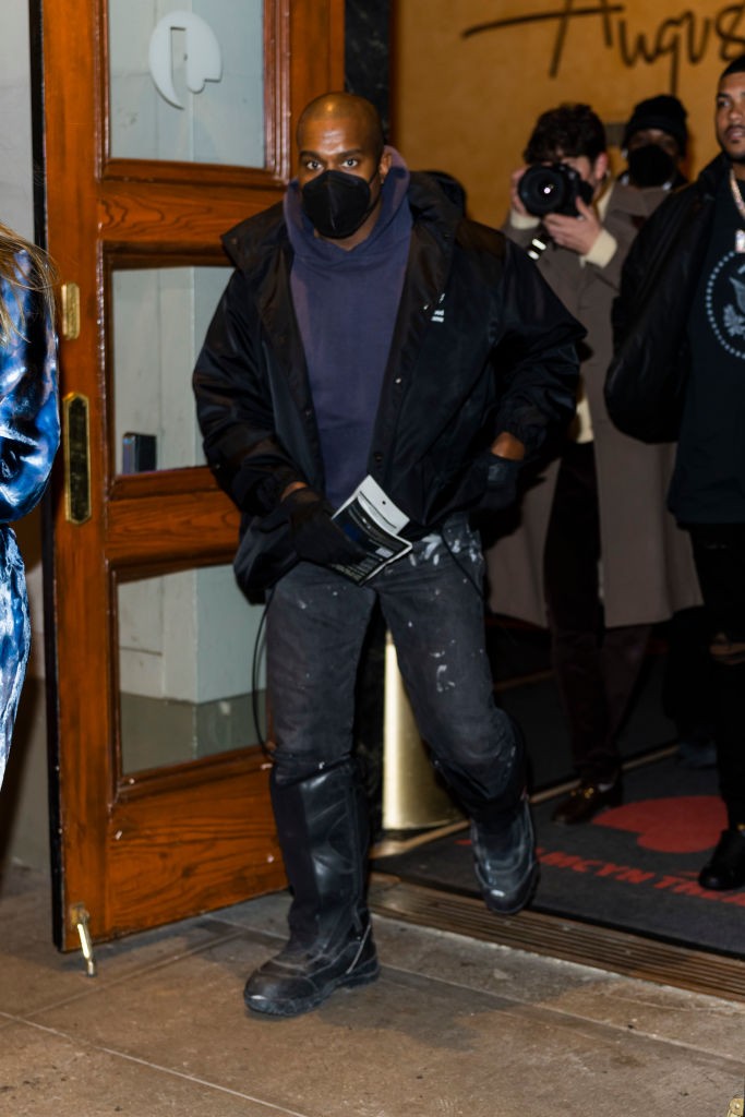 NEW YORK, NEW YORK - JANUARY 04: Kanye West is seen departing the 'Slave Play' in Midtown on January 04, 2022 in New York City. (Photo by Gotham/GC Images) (Foto: GC Images)