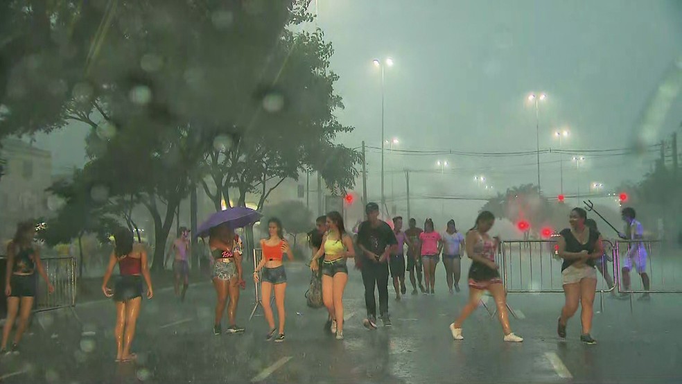Carnaval na chuva — Foto: Reprodução/TV Globo
